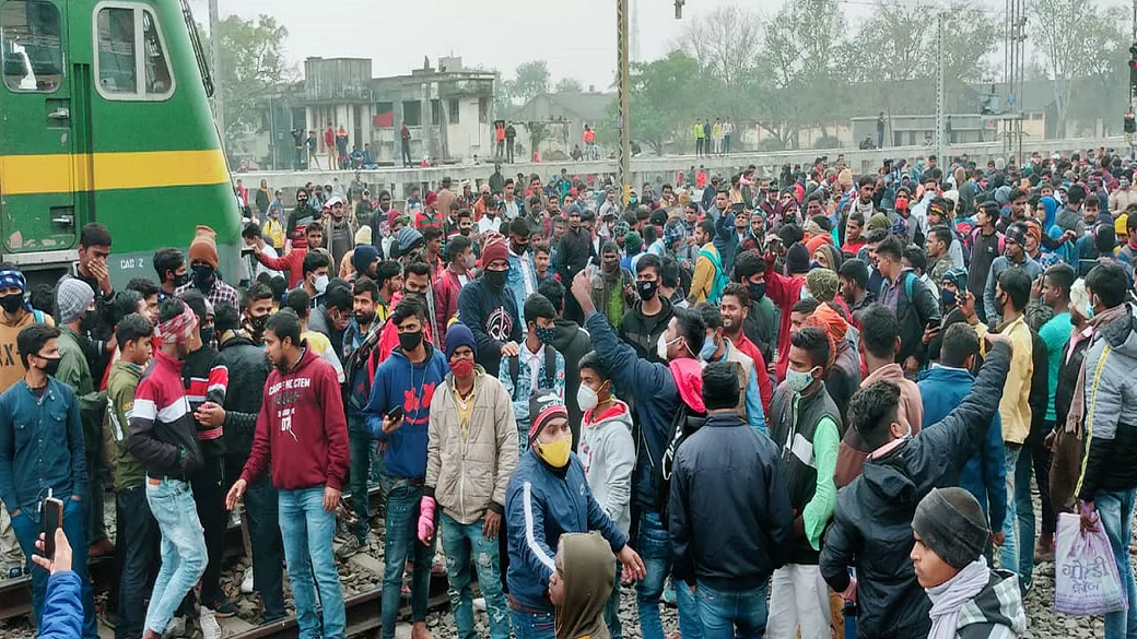 अग्निपथ योजना को लेकर Aara में छात्रों का हंगामा, सरकार के खिलाफ किया प्रदर्शन। Khabrein Tabadtod