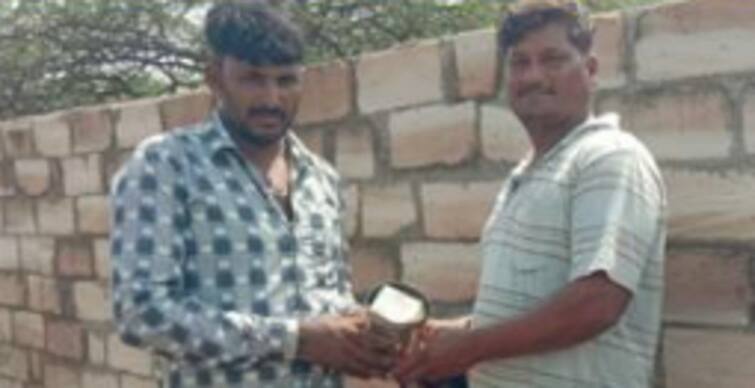 Farmer Amazing Kissa: A Farmers Money basket has got after one year from flood water in Halvad Gujarat અચરજભર્યો કિસ્સોઃ એક વર્ષ પહેલા તણાઇ ગયેલો રૂપિયા ભરેલો ડબ્બો ખેડૂતને 1 વર્ષ બાદ મળ્યો, જાણો