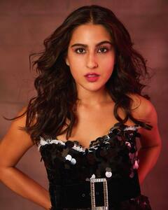 Sara Ali Khan ने थाई-हाई स्लिट पहनकर कराया ऐसा फोटोशूट, तस्वीरों से नजरें नहीं हटा पाएंगे आप