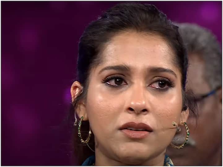 Rashmi Gautam gets emotional and cries at Sridevi Drama Company program Rashmi Gautam: రష్మీ జీవితంలో అంతులేని విషాదం, ఆ లోటును తలుచుకుని స్టేజి మీద కన్నీళ్లు...