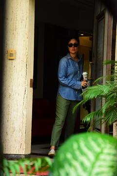 कैजुअल अंदाज में स्पॉट हुईं Kareena Kapoor Khan, हाथों में कॉफी और काले चश्मे में लुक हो रहा वायरल