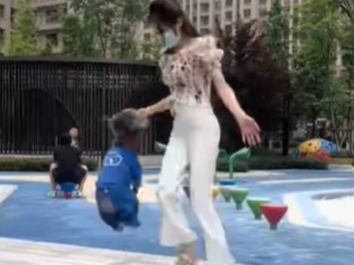 Dog and woman skipping rope video viral on social media Watch: महिला ने अपने कुत्ते के साथ की Skipping, वायरल हुआ वीडियो
