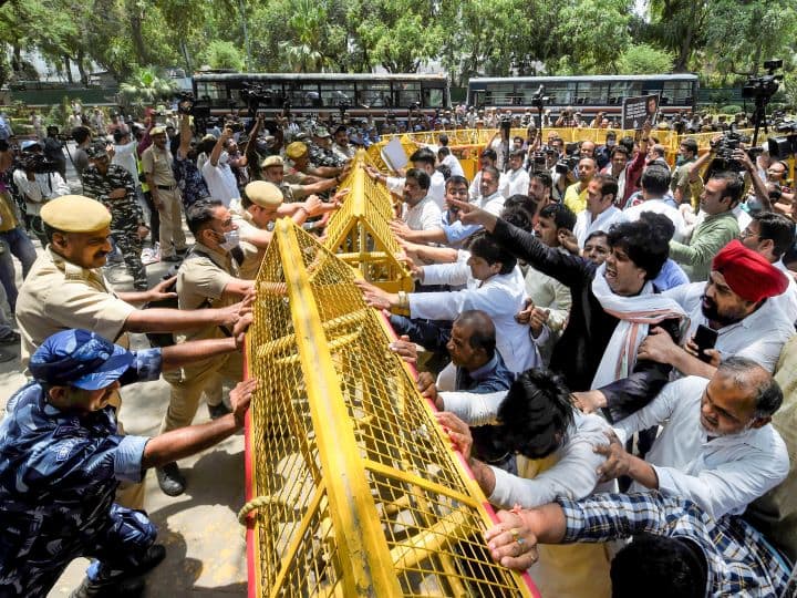Congress To Gherao Raj Bhavans Against Delhi Police 'Forcibly Entering Its HQ, Beating Up Workers' Congress To Gherao Raj Bhavans Across Country Against Delhi Police Forcibly Entering Its HQ, Beating Workers Congress To Gherao Raj Bhavans Against Delhi Police 'Forcibly Entering Its HQ, Beating Up Workers'