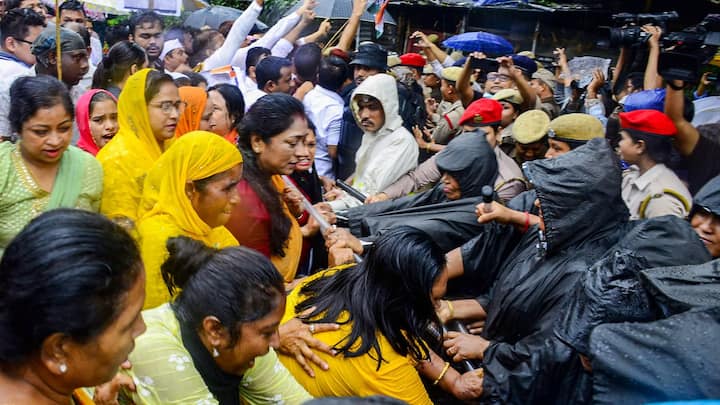 দেশজুড়ে বিভিন্ন রাজ্যে বিক্ষোভ কর্মসূচি ঘিরে কংগ্রেস কর্মীদের সঙ্গে পুলিশের দফায় দফায় খণ্ডযুদ্ধ হয়েছে। উত্তর থেকে দক্ষিণ, পূর্ব থেকে পশ্চিম প্রায় সব রাজ্যেই একই ছবি। ছবি: পিটিআই