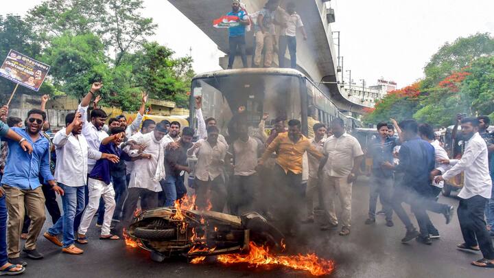 হায়দরাবাদে আন্দোলন ধ্বংসাত্মক হয়ে ওঠে। গাড়িতে আগুন জ্বালিয়ে বিক্ষোভ দেখান কংগ্রেস কর্মীরা। ছবি: পিটিআই