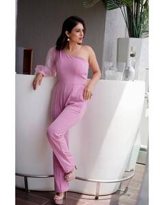 Neha Malik ने पिंक आउटफिट में दिखाया ग्लैमरस अवतार, तस्वीरें से नहीं हटा पाएंगे नजर