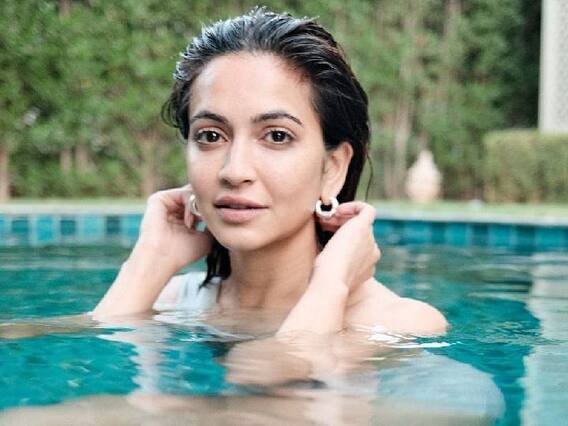 Kriti Kharbanda ने बिकिनी पहनकर सोशल मीडिया पर मचाई सनसनी, पूल फोटोज आईं सामने Kriti Kharbanda ने बिकिनी पहनकर सोशल मीडिया पर मचाई सनसनी, पूल फोटोज आईं सामने