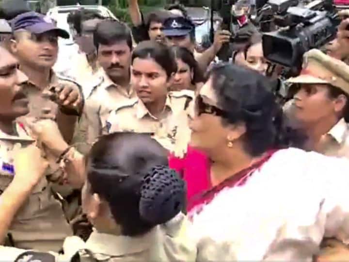 Congress Leader Renuka Chowdhury Grabs Cop's Collar In Protest Against Rahul Gandhi's Questioning Renuka Chowdhury Viral Video: रेणुका चौधरी ने पकड़ा पुलिसवाले का कॉलर, मामला दर्ज हुआ तो अब दी सफाई