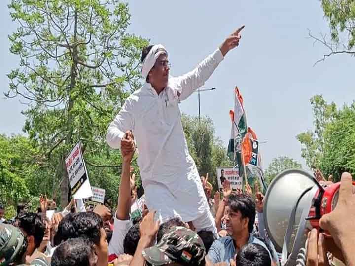 Congress Protest: पार्टी मुख्यालय में पुलिस के घुसने के विरोध में सड़क पर उतरे कार्यकर्ता, दिल्ली कांग्रेस का प्रोटेस्ट