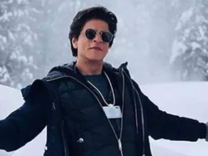 Shahrukh Khan was spotted at the airport hiding his face from the hoodie, this video surfaced raised the curiosity of the fans Shah Rukh Khan: हुडी से मुंह छिपाए एयरपोर्ट पर स्पॉट किए गए शाहरुख खान, सामने आए इस वीडियो ने बढ़ाई फैंस की उत्सुकता