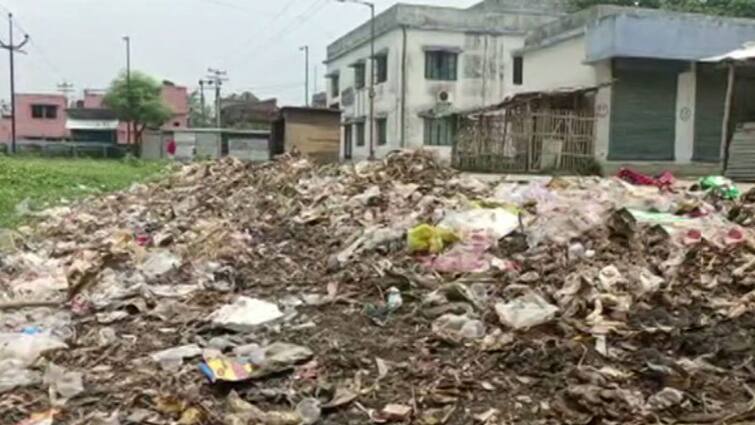 Malda : Infrastructure crisis at Chanchal Krishak Bazar, what does businessmen say Malda : রাত হলেই বাজারে শুরু হয় অসামাজিক কাজ ! পরিকাঠামোর অভাবে ধুঁকছে চাঁচলের কৃষক বাজার