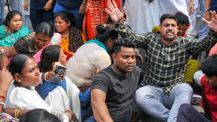 কলকাতাতেও কংগ্রেস বিক্ষোভ কর্মসূচি নিয়েছিল। রাজভবনের সামনে বিক্ষোভ দেখান কংগ্রেস কর্মীরা। রাজভবনের কাছাকাছি পৌঁছতেই পুলিশ কংগ্রেসের মিছিল আটকাতেই বেধে যায় তুলকালাম! পার্কসার্কাসে অবরোধ করে বিক্ষোভ দেখানো হয়। ছবি: পিটিআই