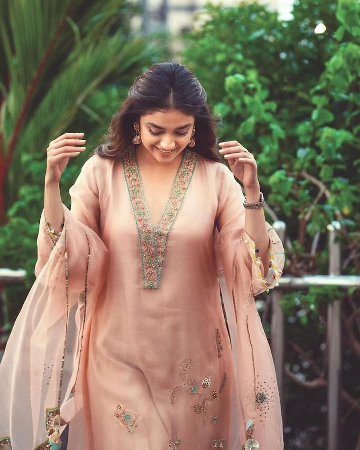 ఈ సినిమాలో కళావతి పాత్రలో చక్కగా నటించింది కీర్తి. (Photo Courtesy: Keerthi Suresh Instagram)