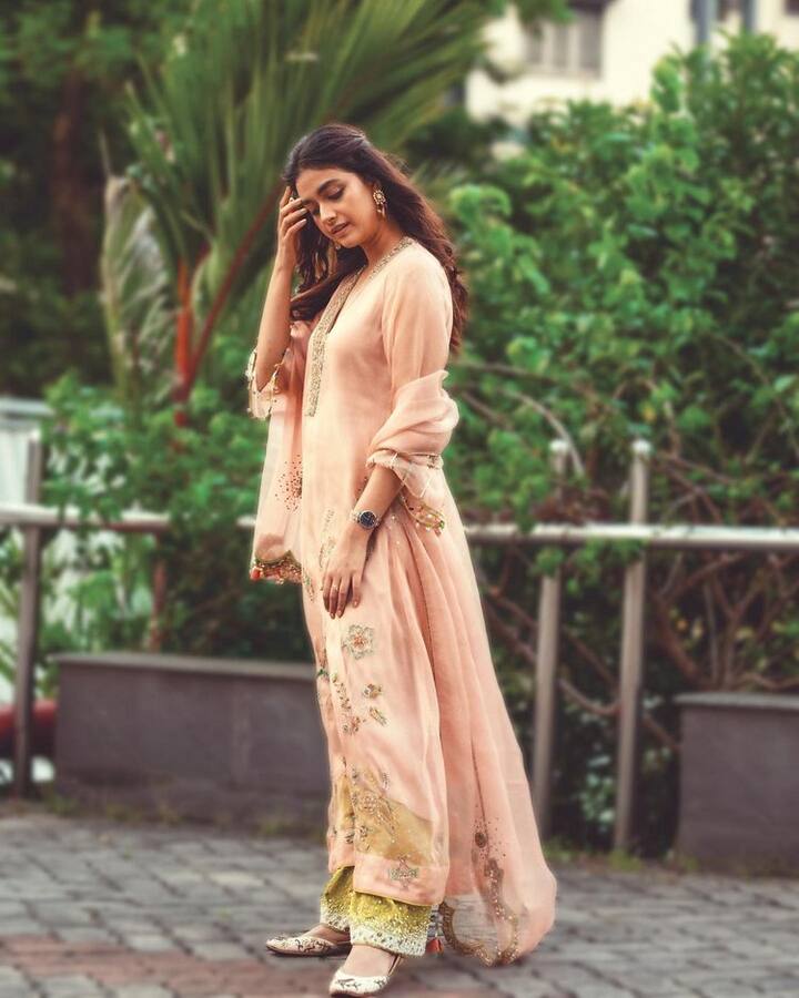 ఇప్పుడు టాలీవుడ్ లో బిజీ హీరోయిన్ గా మారింది. (Photo Courtesy: Keerthi Suresh Instagram)