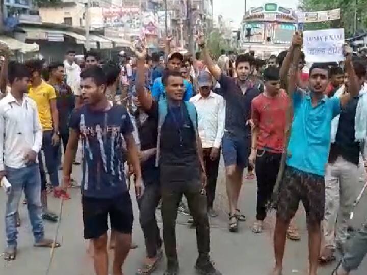 अग्‍निपथ स्‍कीम के विरोध में जहानाबाद में भी छात्र शहर की सड़कों पर उतरे. इस दौरान छात्रों ने कहा कि चार साल की नौकरी के बाद फ‍िर से वे लोग बेरोजागार हो जाएंगे, सरकार को इस पर विचार करनी चाहिए.