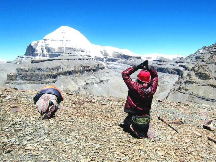 कैसे और कब जाएं ? - उत्तराखंड में देहरादून या फिर पंतनगर तक आप फ्लाइट या ट्रेन के रास्ते जा सकते हैं. इसके बाद पिथौरागढ़ के धारचूला तक आपको पूरा रास्ता सड़क मार्ग से ही तय करना होगा. वहां से ट्रैकिंग की शुरुआत हो जाती है. सर्दियों और बरसात के मौसम में ये यात्रा संभव नहीं होती. ऐसे में गर्मियों के मौसम में जून से सितंबर तक यात्रा का सबसे उचित समय रहता है.
