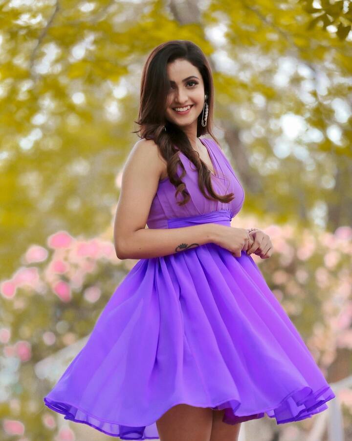 పొట్టి ఫ్రాక్ లో పిల్ల బాగానే హంగామా చేసింది. క్యూట్ లుక్స్ తో కట్టిపడేసింది. -Image Credit:Deepika Pilli/Instagram