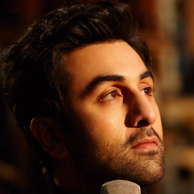 रणबीर कपूर (Ranbir Kapoor) की फिल्म शमशेरा (Shamshera) का लोग काफी बेसब्री से इंतज़ार कर रहे हैं. इस फिल्म में हर बार से बिल्कुल अलग वो डकैत के किरदार में दिखेंगे.
