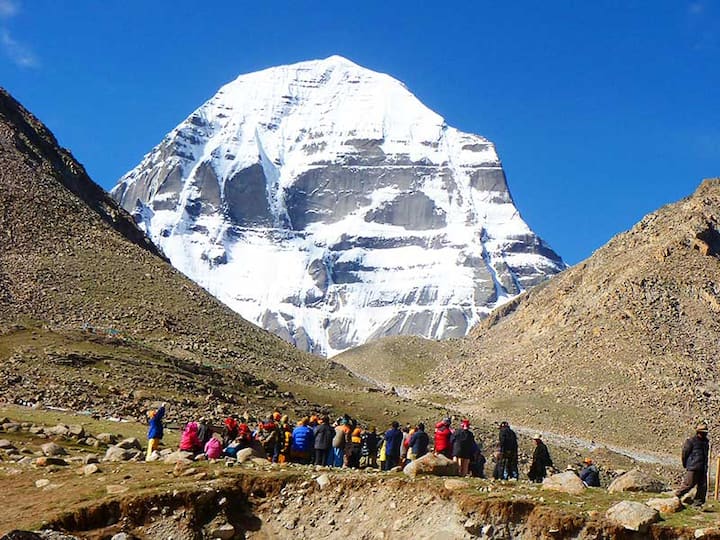 मान्यता है कि स्वर्ग यात्रा के दौरान पांडव अपनी मां के साथ यहां रुके थे. बर्फ से ढके पहाड़ों के बीच बसा ये गांव बेहद खूबसूरत है. करीब चार दिनों की यात्रा करने के बाद जब यात्री छह हजार मीटर की ऊंचाई पर मौजूद आदि कैलाश पर्वत पर पहुंचते हैं तो इसका सम्मोहन हर किसी पर होता ही है. आदि कैलाश के आधार पर स्थित धोती पार्वती झील आपको अलौकिक अनुभव में ले जाती है.