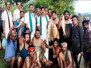 Madurai: fishing festival near Usilampatti in Madurai was held enthusiastically உசிலம்பட்டி அருகே உற்சாகமாக நடந்த மீன்பிடி திருவிழா  போட்டி போட்டுக்கொண்டு மீன்களை பிடித்த மக்கள்..!