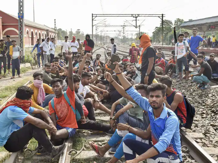 Agnipath Military Recruitment Scheme Centre makes onetime change in the upper age limit Agnipath Scheme Protets: দফায় দফায় উত্তেজনা, হিংসা, 'অগ্নিপথ' প্রকল্পে 'এককালীন' বদল, বাড়ল বয়সের ঊর্ধ্বসীমা