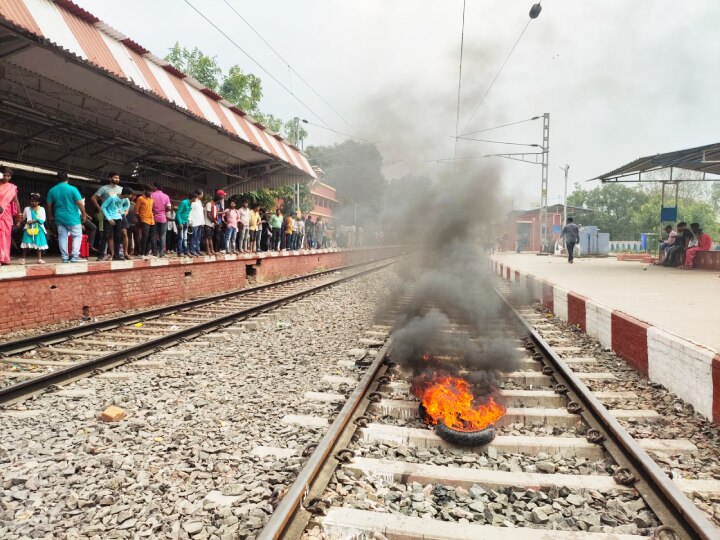 Agnipath Scheme: बिहार के नवादा और जहाबानाद में छात्रों का बवाल, आक्रोश में ट्रेनों को निशाना बनाया, टायर जलाए