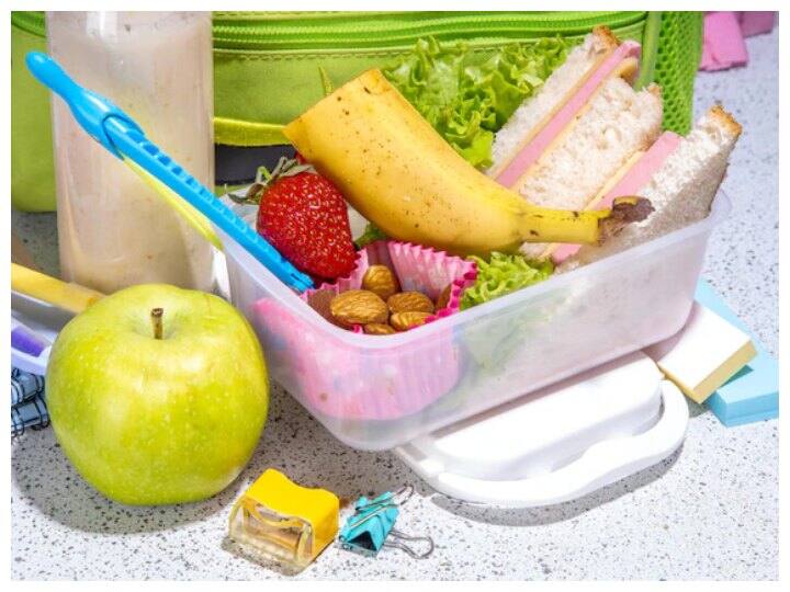 खाना परोसने के तरीके में करें बदलाव: बच्चे को क्रिएटिव चीजे बहुत पसंद होती है इसलिए कोशिश करें कि उनकी थाली या लंच बाॅक्स कलरफुल हो ताकि उन्हें वह अट्रेक्ट करें और वह अपने खाने को पूरा खत्म करें.