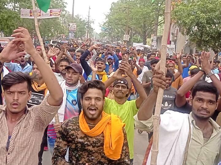 बक्सर में शहर की सड़कों पर छात्रों ने विरोध-प्रदर्शन किया. साथ ही कुछ जगहों पर रोड जाम भी किया गया.  इसके बाद छात्र रेलवे स्‍टेशन पहुंचे.