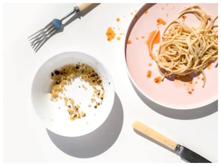 बच्चों को बताएं क्या है फूड वेस्‍टेज: बच्चे में समझदारी आ जाए तो आप उन्हें कभी गरीब बच्चों के पास ले जाएं ताकि वह यह देखें कि उन्हें एक समय का खाना का जुगाड़ करने में कितनी मेहनत लगती है और वो कितनी आसानी से थाली में बचे खाने को वेस्ट कर देते हैं. इससे वह अनाज की अहमियत को समझेंगे.