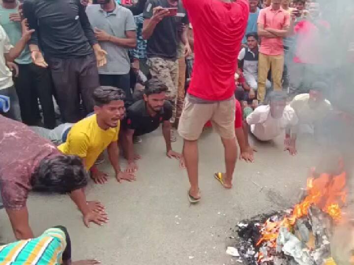 नवादा में रोड पर टायर जलाकर छात्रों ने अनोखे तरीके से अपना विरोध दर्ज कराया. छात्रों के विरोध प्रदर्शन के कारण शहर में  यातायात व्‍यवस्‍था प्रभावित रही.