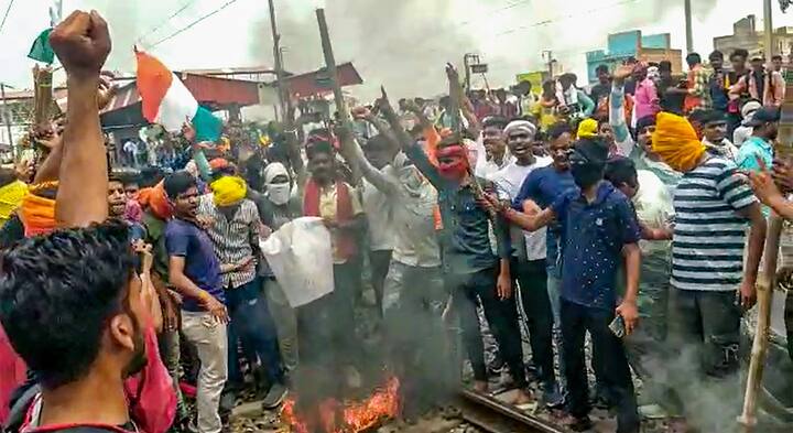 একাধিক জায়গায় রেল অবরোধ হয়েছে। বিহারে অধিকাংশ জায়গায় ক্ষোভে আঁচ মূলত এসে পড়েছে রেলের উপরেই। বিহারের ভাবুয়াতে ট্রেন ভাঙচুর করা হয়। ছবি: পিটিআই