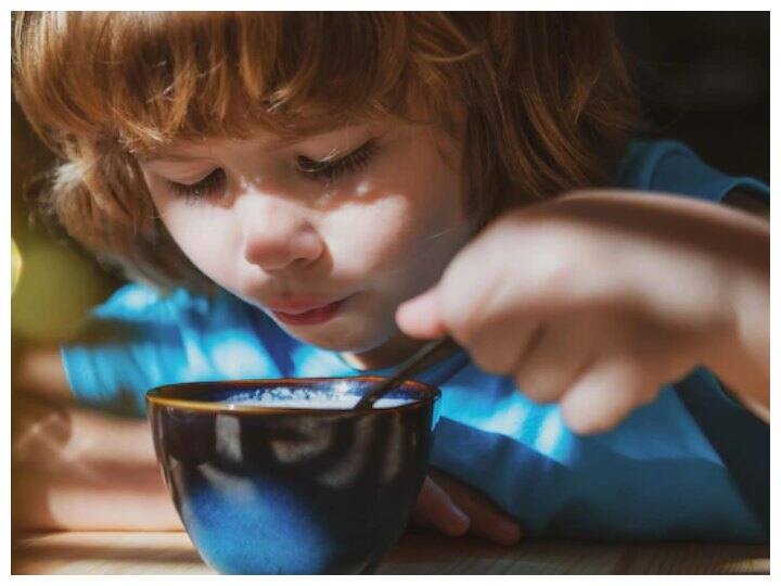 थाली में लें कम खाना: बच्चों को खाने की थाली में खाना लेने का तरीका सिखाएं. एक ही बार में प्लेट भरें नहीं बल्कि भूख के अनुसार उनकी थाली में खाना थोड़ा थोड़ा परोसें. इस आदत से खाना बर्बाद नहीं होगा.