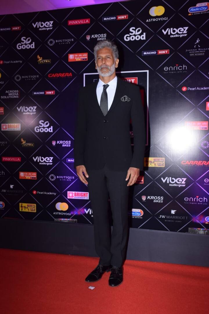 16 जून को  मुंबई में हुए Style Icons Awards सितारों का मेला लगा. मिलिंद सोमन भी इस अवॉर्ड फंक्शन में पहुंचे जहां वो कि ब्लैक सूट में डैशिंग  लग रहे थे.