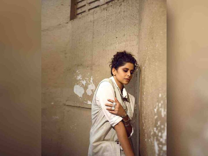या लूकला पूर्ण करण्यासाठी सईने सिल्व्हर ज्वेलरी परिधान केली आहे. सईची ही स्टेटमेंट ज्वेलरी सर्वांचेच लक्ष वेधून घेत आहे.