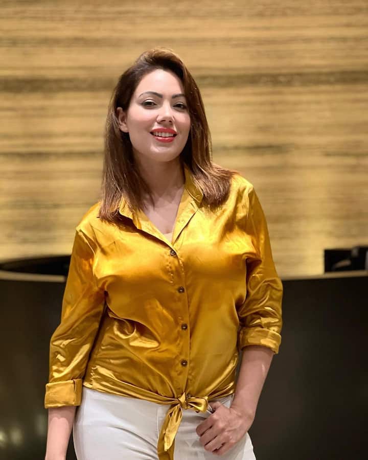 शो में जेठालाल बबीता जी (Babita Ji) के खूबसूरती के पीछे पागल दिखते हैं. हालांकि आपको बता दें, बबीता जी शो से कहीं ज्यादा अपने रियल लाइफ में खूबसूरत हैं.