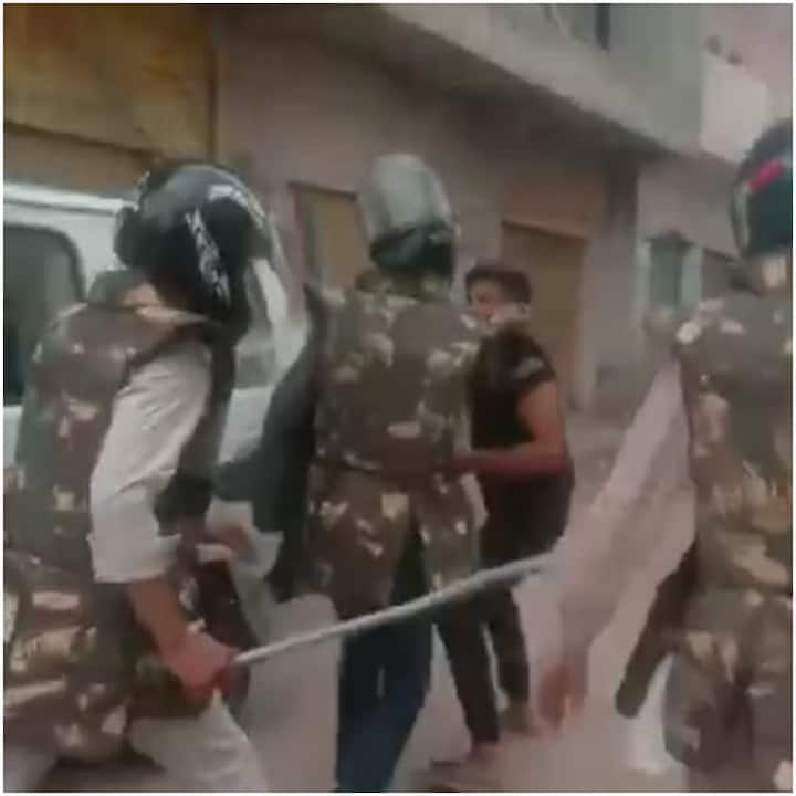 रेलवे स्टेशन पर छात्रों के हंगामे के दौरान दिल्ली से मुंबई, भोपाल और दक्षिण की तरफ जाने वाली ट्रेनों को एहतियातन मुरैना और धौलपुर में रोक दिया गया. इसके अलावा गोला का मंदिर इलाके में भी सैकड़ों छात्र और युवा सड़क पर उतरे और इस योजना का विरोध जताया.