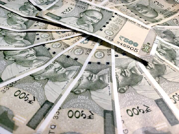 बता दें कि अगर आप 20 साल तक की पॉलिसी खरीदते हैं तो 899 रुपये जमा होने पर आपके कुल 2 लाख 14 हजार रुपये जमा हो जाएंगे. वहीं मैच्योरिटी पर आपको 20 साल बाद करीब 4 लाख रुपये मिलेंगे.