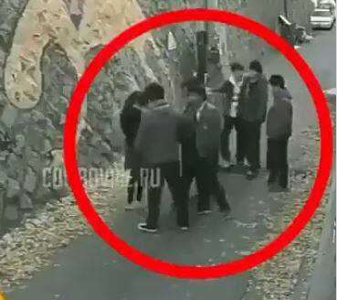 6 boys surrounded the deserted road, then within just 25 seconds the girl licked the dust; Watch Video Girl Fight Video: ਸੁੰਨਸਾਨ ਸੜਕ ‘ਤੇ 6 ਮੁੰਡਿਆਂ ਨੇ ਘੇਰਿਆ ਤਾਂ ਸਿਰਫ 25 ਸਕਿੰਟਾਂ 'ਚ ਕੁੜੀ ਨੇ ਧੂੜ ਚੱਟਾ ਦਿੱਤੀ; ਦੇਖੋ Video