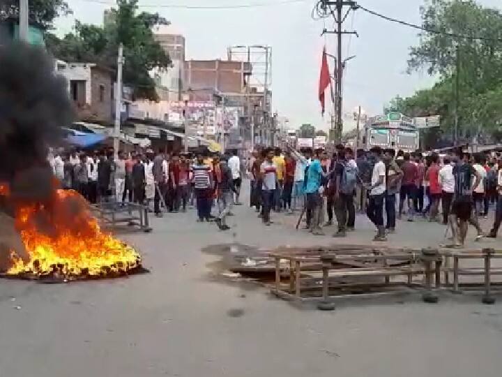 नवादा शहर में छात्रों ने रोड पर जगह-जगह टायर जलाकर विरोध प्रदर्शन किया. छात्र केंद्र सरकार से अग्‍न‍िपथ स्‍कीम वापस लेने की मांग कर रहे हैं.