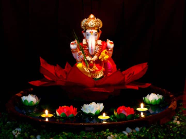 Lord Ganesha: सभी देवताओं में गणेश भगवान को प्रथम पूजनीय माना जाता है. उनकी पूजा के बिना कोई भी कार्य सफल नहीं होता है. कुछ राशियों पर गणपति विशेष मेहरबान रहते हैं.