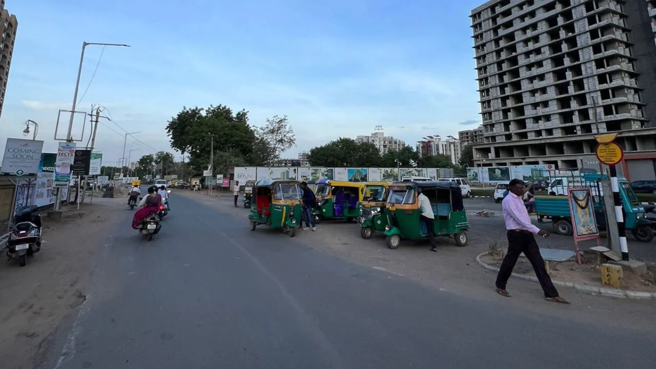 மோடி அம்மாவின் நூறாவது பிறந்த நாள்.. சாலைக்கு மோடியின் தாய் பெயர் சூட்டிய பாஜக அரசு!