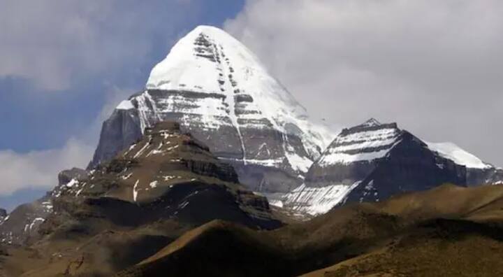 ਲਗਭਗ 6 ਹਜ਼ਾਰ ਮੀਟਰ ਦੀ ਉਚਾਈ 'ਤੇ ਸਥਿਤ ਆਦਿ ਕੈਲਾਸ਼ ਨੂੰ ਛੋਟਾ ਕੈਲਾਸ਼ ਵੀ ਕਿਹਾ ਜਾਂਦਾ ਹੈ। ਉੱਤਰਾਖੰਡ ਦਾ ਆਦਿ ਕੈਲਾਸ਼ ਪਰਬਤ ਤਿੱਬਤ ਦੇ ਕੈਲਾਸ਼ ਮਾਨਸਰੋਵਰ ਜਿੰਨਾ ਹੀ ਸੁੰਦਰ ਅਤੇ ਕੁਦਰਤੀ ਹੈ। ਖਾਸ ਗੱਲ ਇਹ ਹੈ ਕਿ ਜੇਕਰ ਉਹ ਕੈਲਾਸ਼ ਮਾਨਸਰੋਵਰ ਜਾਣਾ ਚਾਹੁੰਦੇ ਹਨ ਤਾਂ ਯਾਤਰੀਆਂ ਨੂੰ ਇਸ ਰਸਤੇ ਤੋਂ ਲੰਘਣਾ ਪੈਂਦਾ ਹੈ।