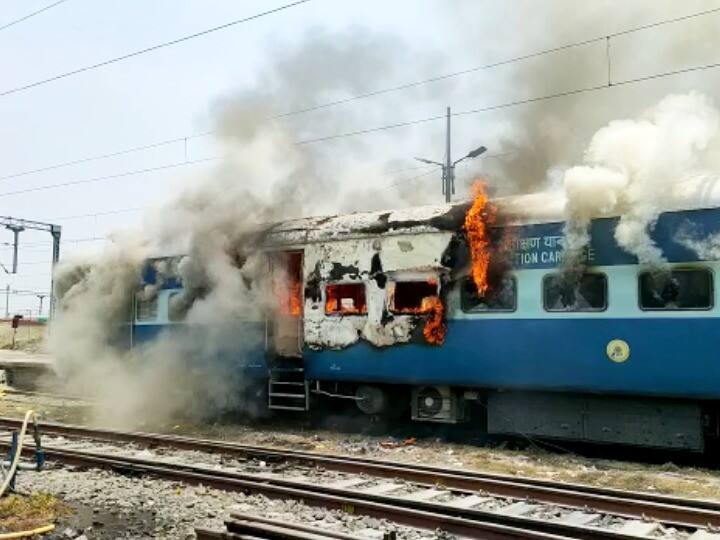 आरा में अग्‍न‍िपथ स्‍कीम के विरोध में छात्रों स्‍टेशन परिसर में आगजनी की. प्रदर्शन के दौरान पथराव भी किया. आरा स्टेशन के प्लेटफॉर्म नंबर चार पर आग भी लगा दी।