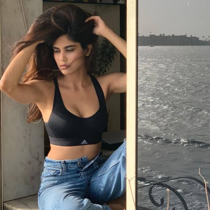 असल जिंदगी में आश्रम 3 के किरदार पम्मी की तरह वो सिंपल बिल्कुल भी नहीं हैं, और हमेशा ही अपने किलर लुक के जलवे बिखेरती रहती हैं.