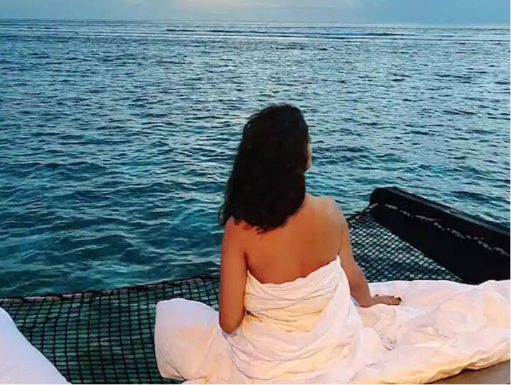 બોલીવુડ એક્ટર નવાજુદ્દીન સિદ્દીકી સાથે જલ્દી જ સ્ક્રીન શેર કરવા જઈ રહેલી આ હિરોઈન ફિલ્મ આવે તે પહેલાં પોતાની બોલ્ડ અને હોટ ફોટોથી સોશિયલ મીડિયા પર છવાયેલી રહે છે. હવે આ હિરોઈનનો ફોટો વાયરલ થઈ રહ્યો છે જેમાં તે પોતાની જાતને ચાદરમાં લપેટીને દરિયા કિનારો જોઈ રહી છે.