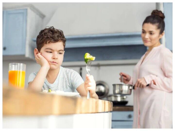 आप बच्चे की इस खराब आदत को गुड फूड हैबिट्स में इन उपायों को अपनाकर बदल सकती हैं. आइए जानें कैसे