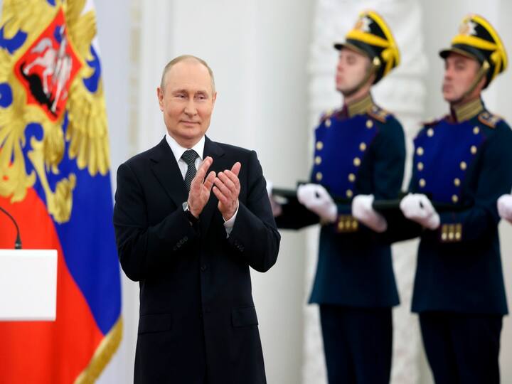 Russian President Vladimir Putin Seen Shaking, Struggling To Stand In New Video: Report Vladimir Putin: ప్రపంచాన్నే షేక్ చేసిన పుతిన్ ఇలా వణికిపోతున్నారేంటి? వైరల్ వీడియో