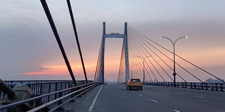 Howarh News Vidyasagar setu accident diesel container collision Howarh: দ্বিতীয় হুগলি সেতুর ওপর লরিতে দুর্ঘটনা, গোটা রাস্তায় ছড়িয়ে গেল ডিজেল!