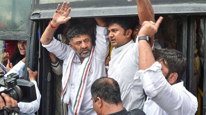 চণ্ডীগড়ে কংগ্রেসের বিক্ষোভ-অভিযান রুখতে জলকামান ব্যবহার করে পুলিশ! যোগীরাজ্য উত্তরপ্রদেশের লখনউ তেতে ওঠে কংগ্রেসের বিক্ষোভে। কর্ণাটকে বিরোধী দলনেতা সিদ্দারামাইয়ার নেতৃত্বে বিক্ষোভ দেখিয়েছে কংগ্রেস। রাজস্থানের জয়পুরেও ব্যাপক বিক্ষোভ দেখানো হয়েছে কংগ্রেসের তরফে। ছবি: পিটিআই