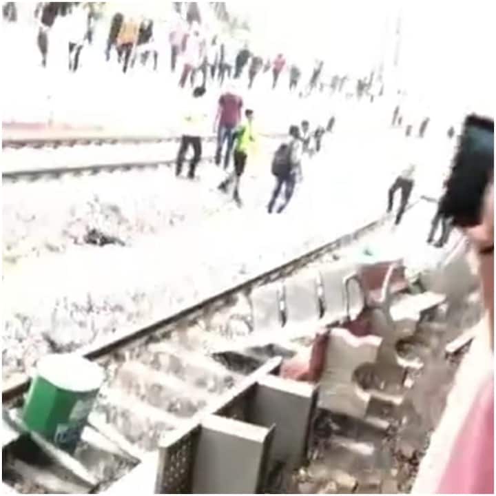 प्रदर्शन के हाइवे ठप हो गया. इससे एयरपोर्ट और भिंड की तरफ जाने वाले लोगों को खासी दिक्कतों का सामना करना पड़ा. इस दौरान पुलिस ने छात्रों को खदेड़ने की भी कोशिश की.